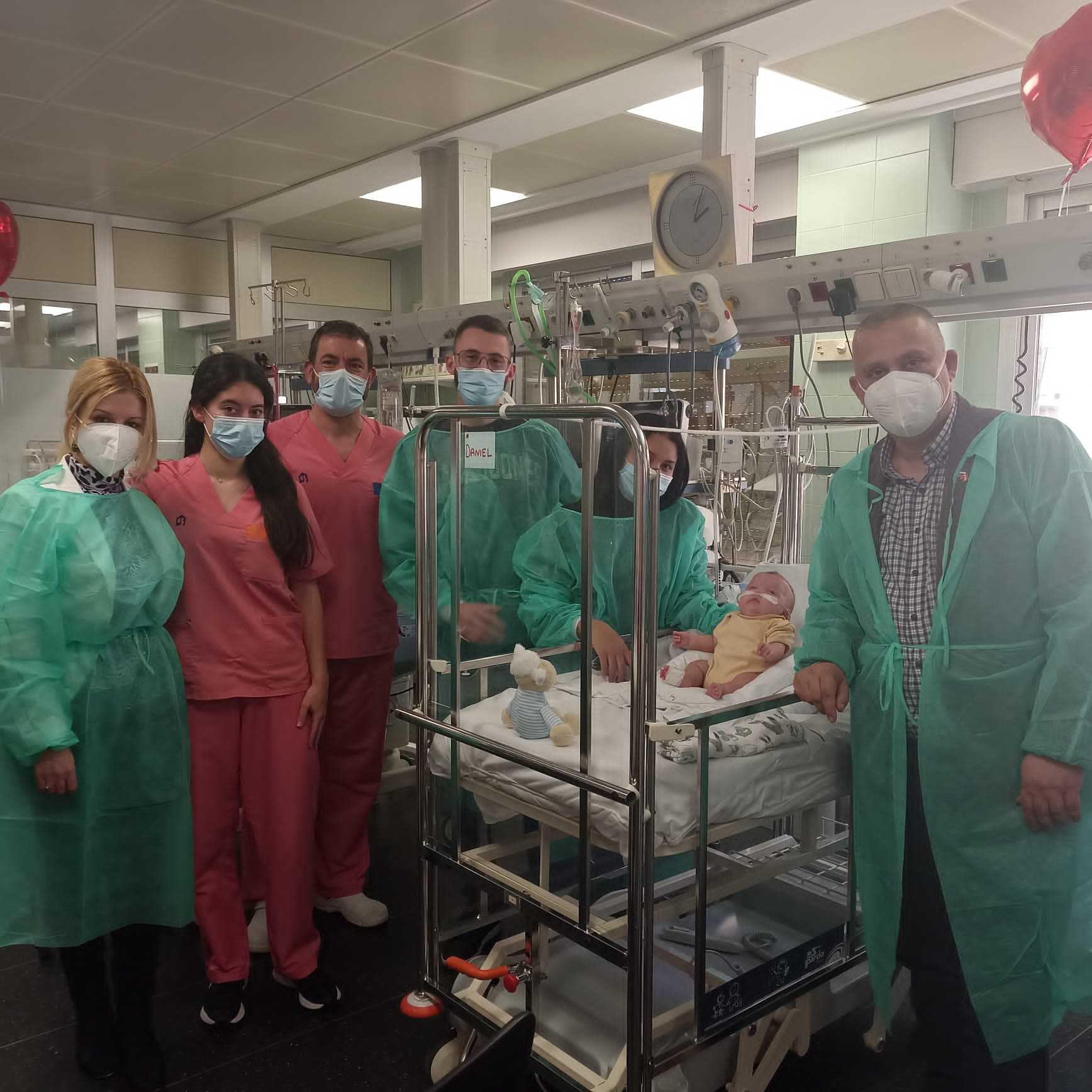 Служители на Генералното консулство във Валкенсия оказаха помощ на родителите на 4-месечното бебе Дани